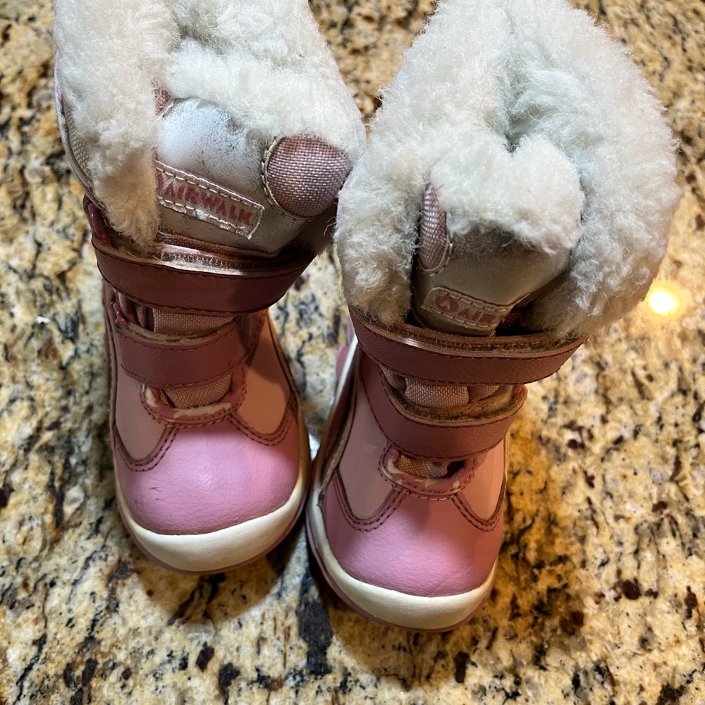 Air walk Pink Winter Boots for Kids size 7 in good condition